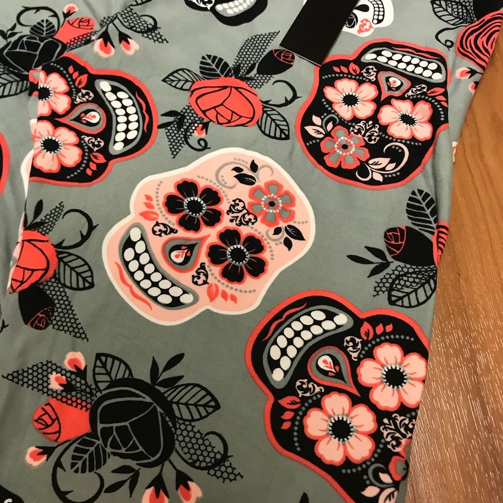 ✨ Host Pick Soft Sugar Skull Leggings - Picture 2 of 8